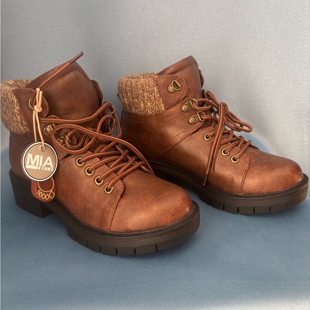 #S002 NEW IN BOX MIA Ankle Boots, Size 7M, Brown with wool trim. Smoke free
